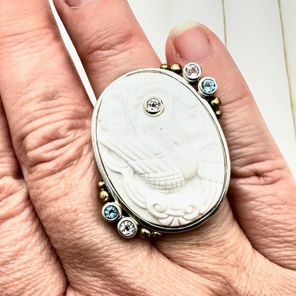 Elegant White and Gold Cameo Ring - Picture 2 of 8